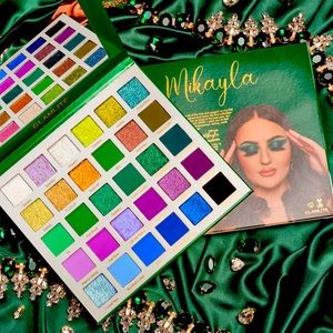 MIKAYLA PAHT TWO X GLAMLITE 30 COLOR PALETTE